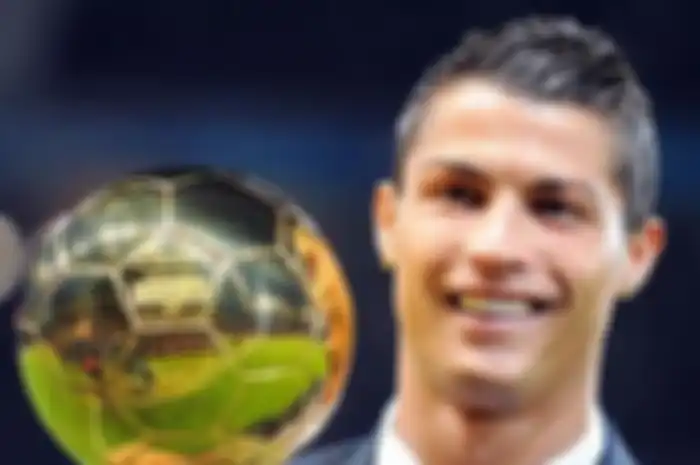Cristiano Ronaldo memamerkan trofi Ballon d'Or pertamanya yang diraih saat masih membela Manchester United pada tahun 2008.