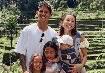 Kompak Ajak Anak-anaknya Main Bola Bareng, Intip Penampakan Halaman Rumah Artis Irfan Bachdim dan Jennifer Bachdim, Ada Kolam Renang dengan Kursi Lesehan yang Nyaman