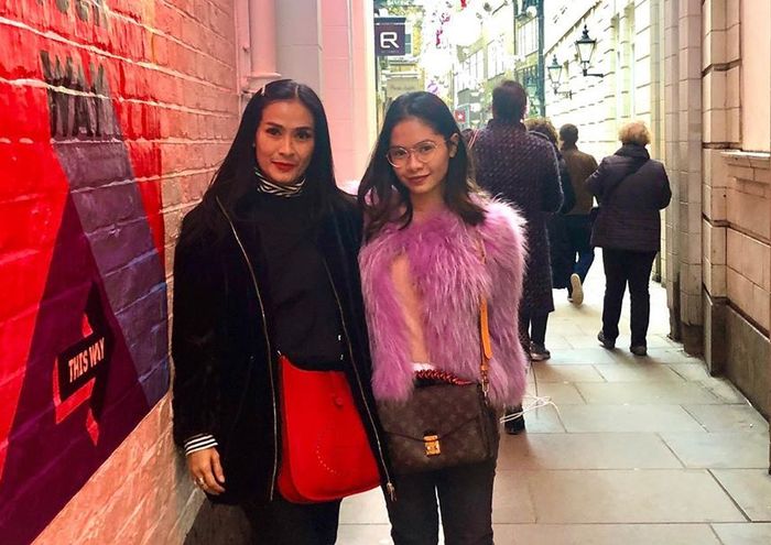 Kepoin Gaya kompak Salshadilla Juwita bareng Mama, Iis Dahlia, yuk!