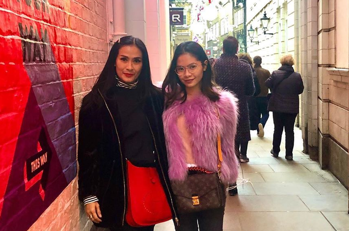 Kepoin Gaya kompak Salshadilla Juwita bareng Mama, Iis Dahlia, yuk!