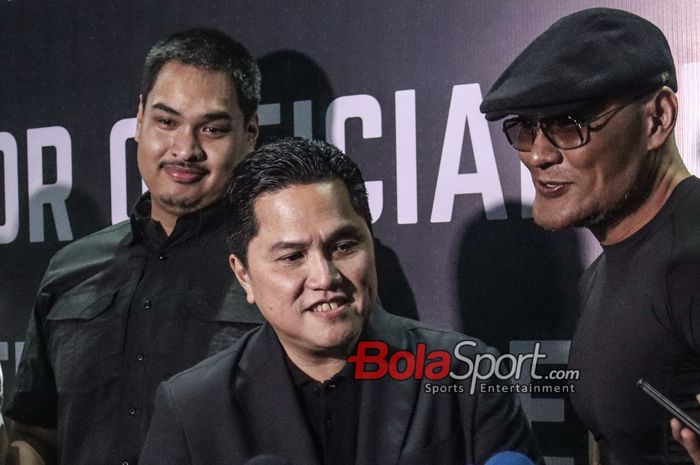 Menteri Pemuda dan Olahraga Republik Indonesia, Dito Ariotedjo (kiri) dan Ketua Umum PSSI, Erick Thohir (tengah) sedang memberikan keterangan kepada awak media di Bengkel Space, SCBD, Jakarta Pusat, Senin (18/3/2024). 