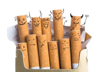 Viral Video Satu Keluarga Nekat Hisap Rokok Herbal Demi Tangkal Virus Corona, Cuek Kepulkan Asap dari Mulut Meski Ada Bocah Kecil dan Bayi di Pangkuan, Netizen Langsung Mengecam!