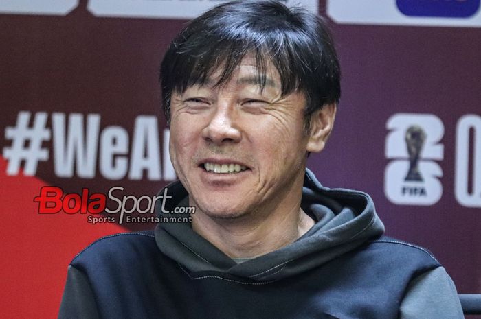 Pelatih timnas Indonesia, Shin Tae-yong, sempat tersenyum tertawa saat sedang memberikan keterangan kepada awak media di Media Center Stadion Utama Gelora Bung Karno, Senayan, Jakarta, Rabu (20/3/2024) siang.