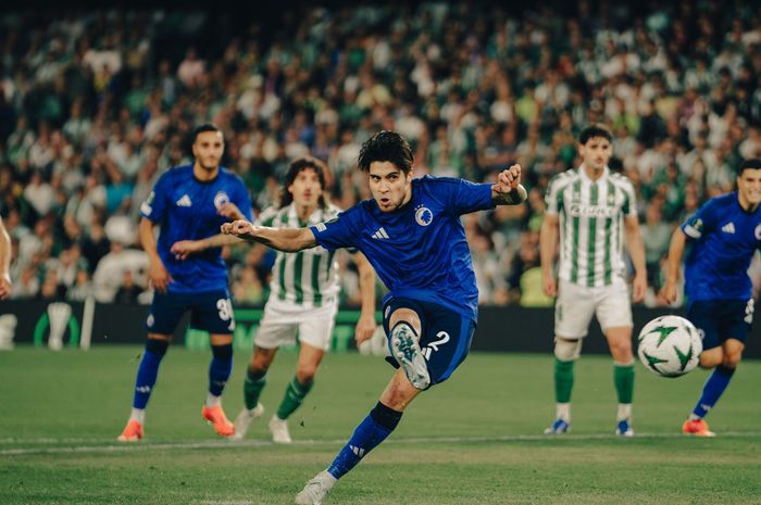 Bek berdarah Indonesia, Kevin Diks, mencetak gol penalti untuk FC Copenhagen ke gawang Real Betis pada ajang UEFA Conference League di Stadion Benito Villamarin, Kamis (24/10/2024).