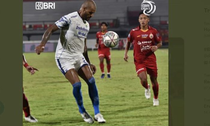 David da Silva saat membawa Persib Bandung menang 2-0 atas Persija Jakarta di Stadion Kapten I Wayan Dipta, Gianyar, Bali, malam ini (1/3/2022).