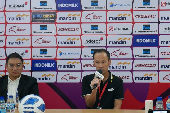 Pelatih timnas U-16 Filipina, Yuki Matsuda, saat memberikan keterangan kepada media setelah laga melawan timnas U-16 Indonesia, Senin (24/6/2024).