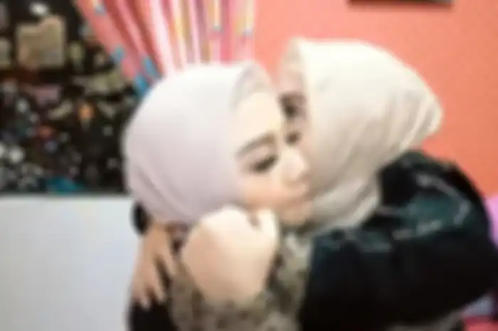 Ashanty beri kalung untuk Aurel