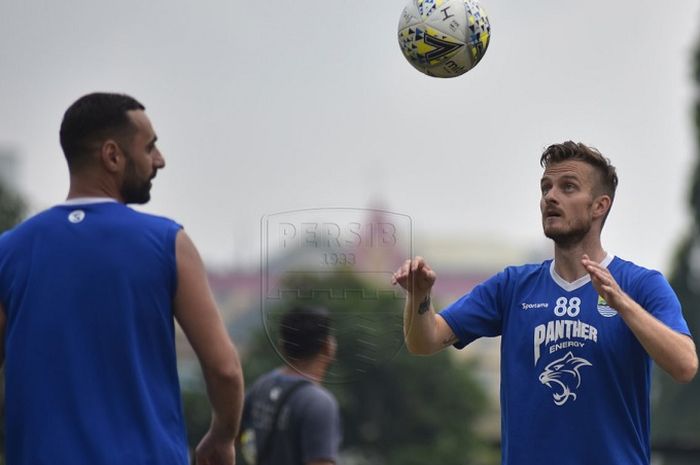 Rene Mihelic (kanan) berlatih bersama pemain lain Persib Bandung di Lapangan Saraga ITB, Kota Bandung, Rabu (8/5/2019).