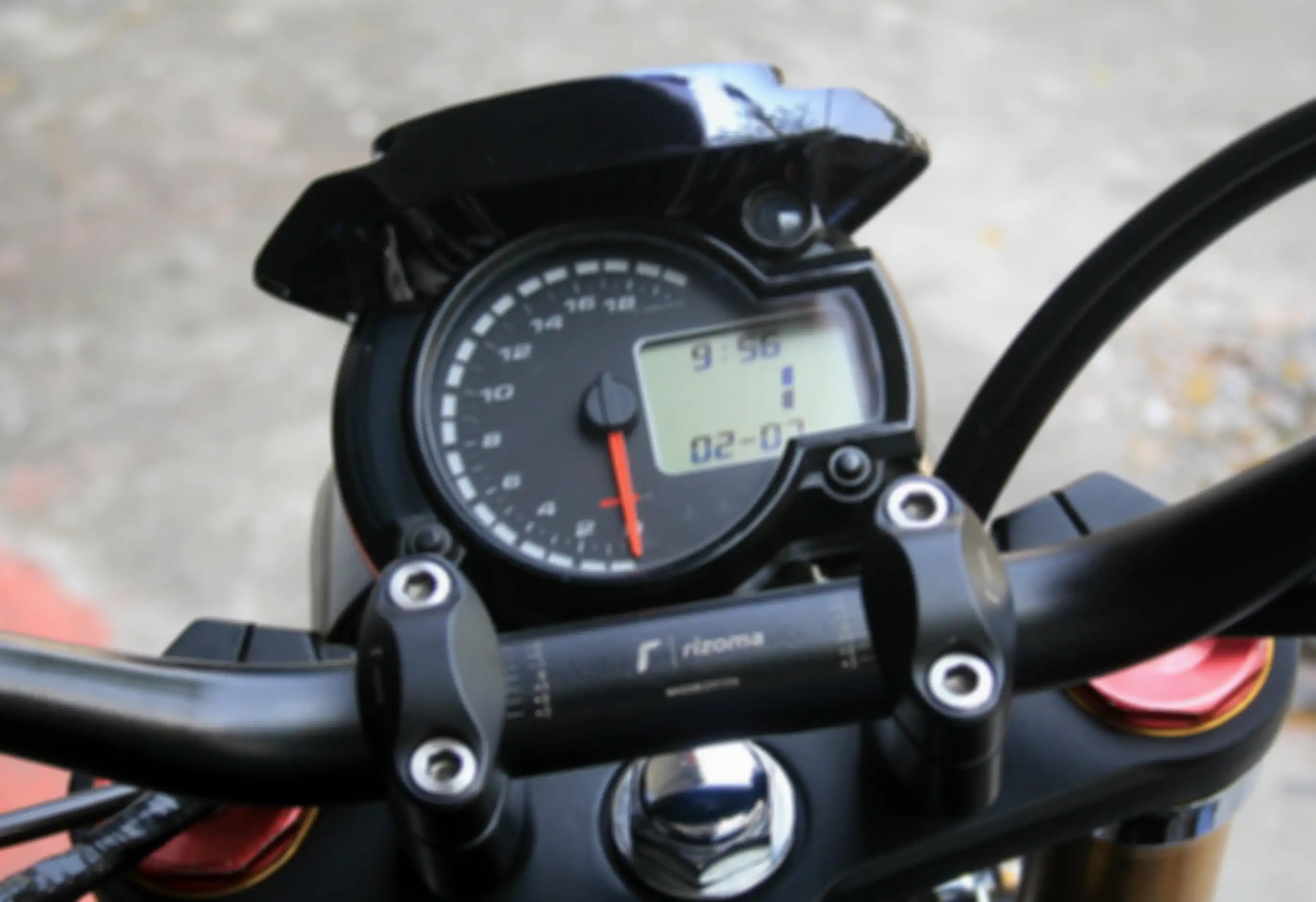 Spidometer andalkan keluaran Koso, yang sempat tenar di era Ninja 250 awal