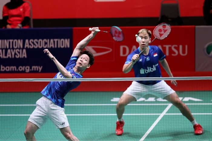 Pasangan ganda putra Indonesia, Marcus Fernaldi Gideon/Kevin Sanjaya Sukamuljo, saat menjalani laga melawan wakil Taiwan, Lin Chia Yu/Yang Ming-Tse, pada babak kesatu Malaysia Masters 2020.