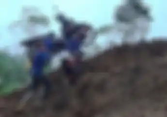 Hebat, Teknik Bawa Motor Tukang Sayur Bisa Lolos dari Timbunan Longsor di Blitar