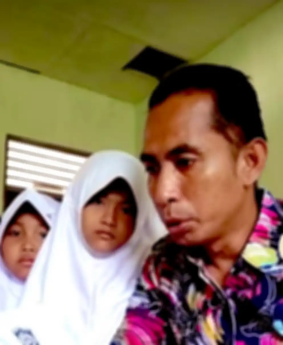 Pak Ribut dan April si ketua kelas