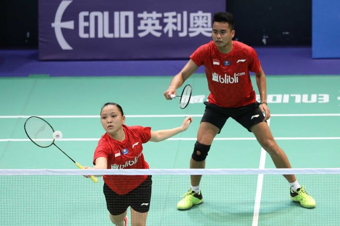 Pasangan ganda campuran Indonesia, Tontowi Ahmad/Winny Oktavina Kandow, saat menjalani pertandingan penyisihan Grup C melawan Sri Lanka pada Kejuaraan Beregu Campuran Asia 2019 di Queen Elizabeth Stadium, Wanchai, Hong Kong.