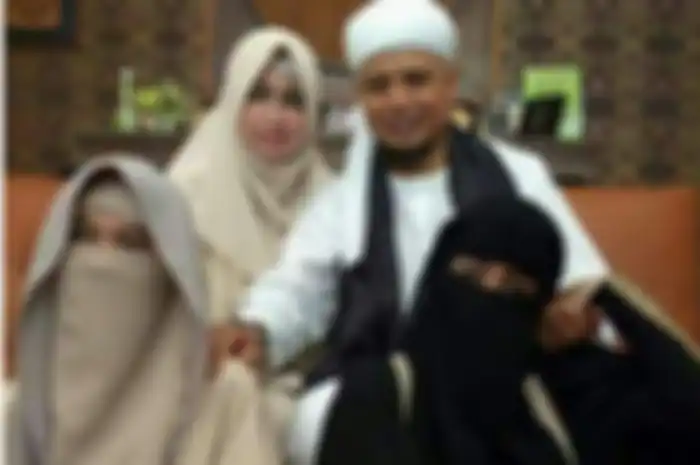 Ustaz Yusuf Mansur dan ketiga istrinya