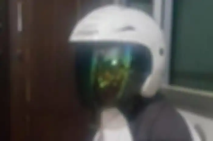 Pemotor gunakan helm saat beraksi