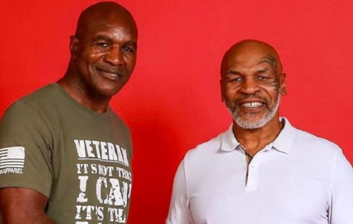 Evander Holyfield (kiri) bersalaman dengan Mike Tyson (kanan)