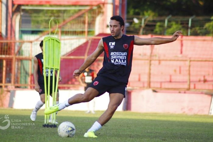Pemain PSM Makassar, Ezra Walian, saat menjalani latihan perdana di Stadion Andi Mattalatta, Kota Makassar, pada Minggu (8/9/2019).