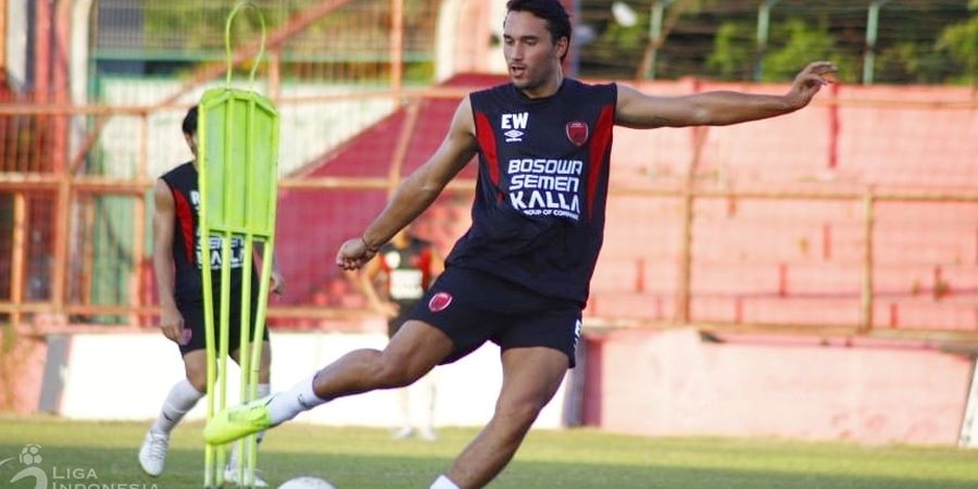 Tiba di Seperempat Malam, Robert Apresiasi Ezra Walian yang Kekeh Ikut Latihan di Pagi Hari