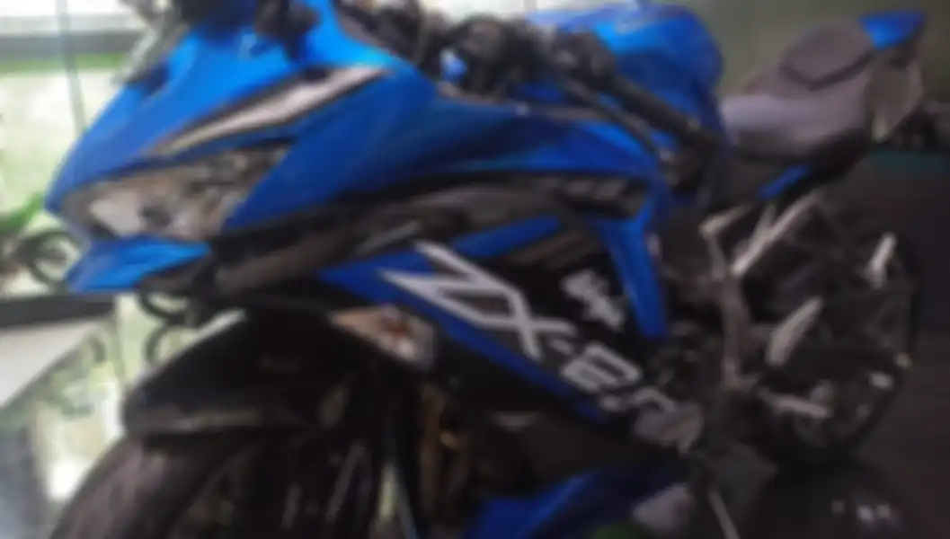 Kawasaki Ninja ZX-25R 250 4 Silinder berwarna biru