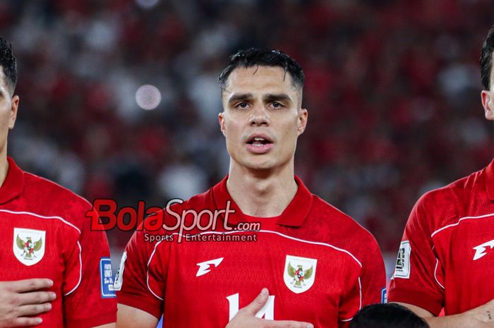 Pemain Timnas Indonesia, Joey Pelupessy, saat menyanyikan lagu Indonesia Raya jelang berlaga di Stadion Utama Gelora Bung Karno, Senayan, Jakarta, Selasa (25/3/2025).