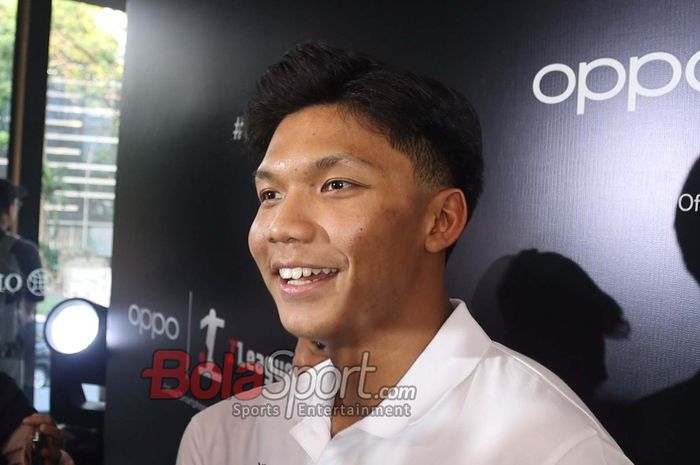 Pemain Timnas U-23 Indonesia sekaligus pilar Bali United, Kadek Arel, sedang memberikan keterangan kepada awak media di Sekitaran Senayan, Jakarta, Kamis (31/7/2025).