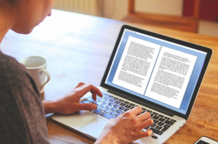 Ilustrasi cara gabungkan skripsi di Microsoft Word.