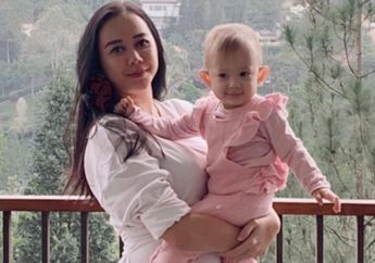 Pajang Momen Buah Hatinya Bermain dengan Kucing, Ternyata Arti Nama Anak Aura Kasih Memiliki Makna yang Mendalam Indah