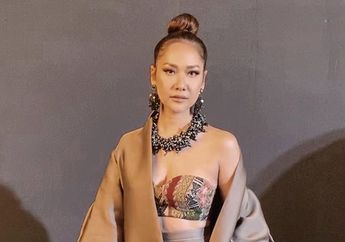 Pamer Paha dan Pundak Mulus Saat Foto Bareng Suami, Lihat Seksinya BCL dengan Strapless Dress yang Jadi Sorotan