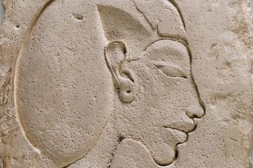 Wajah Akhenaten, dengan ciri khas yang dilebih-lebihkan, pada karya percobaan pematung yang belum selesai dari Amarna. 