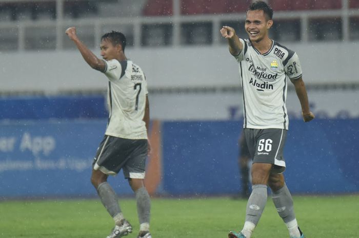 Rezaldi Hehanussa (kanan) mampu tampil impresif dalam laga debutnya bersama Persib Bandung.