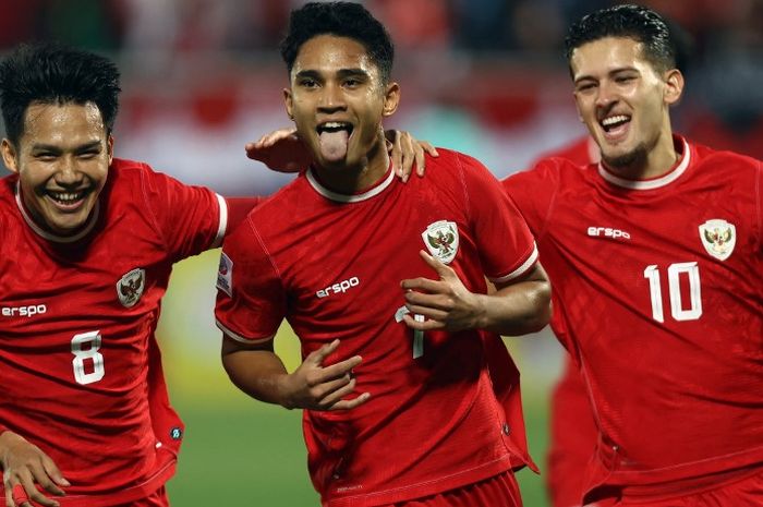 Marselino Ferdinan (tengah) merayakan golnya, bersama Witan Sulaeman dan Justin Hubner, untuk timnas U-23 Indonesia ke gawang Yordania pada fase grup Piala Asia U-23 2024 di Doha (21/4/2024).