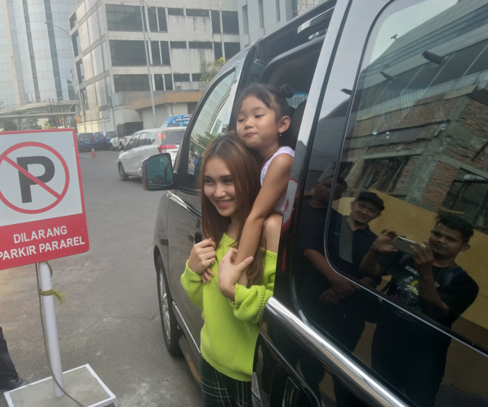 Ayu Ting Ting  dan putrinya, Bilqis, saat ditemui Grid.ID di kawasan Tendean, Jakarta Selatan, Jumat (27/9/2019).