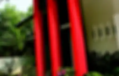 Rumah Minimalis Ini Kelola Panas dengan Pepohonan dan Rumput, Efektif?