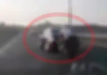 Video Kecelakaan Atau Atraksi? Posisi Jatuhnya Keren dan Bikin Melongo yang Lihat