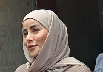 Olla Ramlan Pingsan Saat Melihat Jenazah Sang Bunda