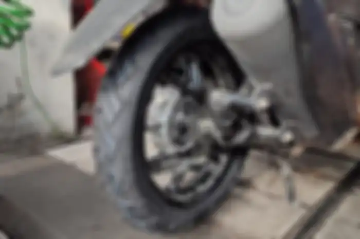 Ilustrasi ban motor. Ban motor sering tiba-tiba kempis, apa penyebabnya?