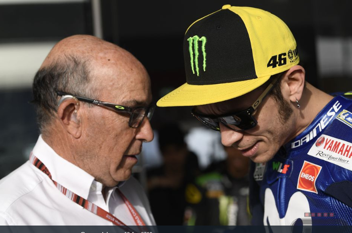 Bos MotoGP alias CEO Dorna Sports, Carmelo Ezpeleta (kiri), berbicara dengan Valentino Rossi.