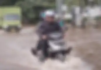 Cuaca Ekstrem, Pemotor Waspada Titik Rawan Banjir di Tangerang Selatan