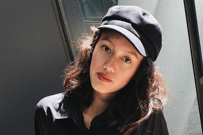Padu padan outfit motif plaid ala Nabila Sudiro
