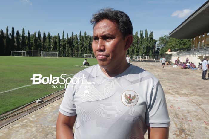 Pelatih timnas U-16 Indonesia, Bima Sakti saat memimpin latihan jelang lawan Vietnam di Lapangan UNY, Jumat (5/8/2022).