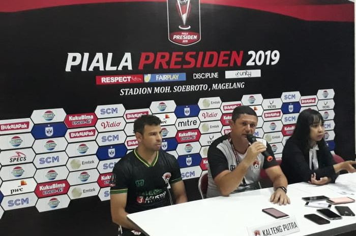 Pelatih Kalteng Putra, Gomes de Oliveria (Tengah) dan Pemain Asingnya, Diogo Campos (Kiri) dalam Sesi Jumpa Pers Setelah Laga Grup C Piala Preisden 2019 di Stadiom Moch. Soebroto, Magelang, Rabu (6/3/2019)