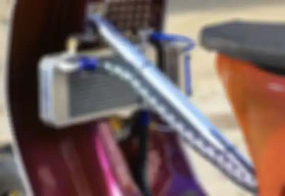Radiator aluminium di balik tameng dan roll bar krum menambah kesan dragster