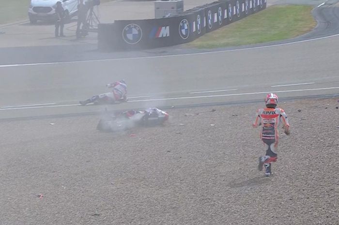 Marc Marquez marah dan kesal mengalami crash dan menabrak Johann Zarco (Prima Pramac) pada sesi P2 MotoGP Jerman 2023 di Sirkuit Sachsenring, Jerman, Jumat (16/6/2023).