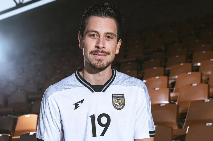 Thom Haye dengan jersi tandang Timnas Indonesia terbaru