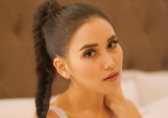 Selfie Sebelum Tidur, Bentuk Alis Ayu Ting Ting Justru Bikin Salfok, Masih On Point!