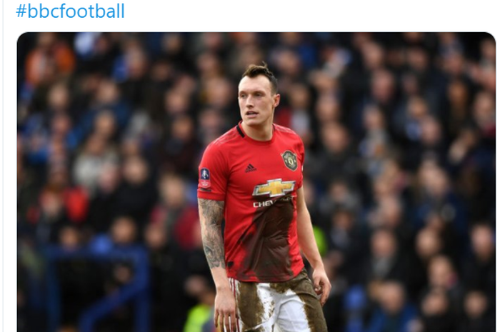 Pemain Manchester United, Phil Jones, menjadi sasaran ejekan di sebuah media sosial.