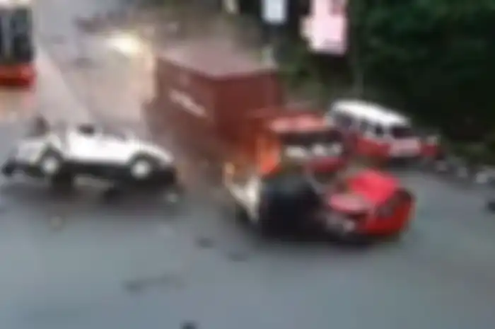 Tangkapan layar kecelakaan maut Balikpapan, sopir truk bilang kondisi rem normal sebelum kejadian.