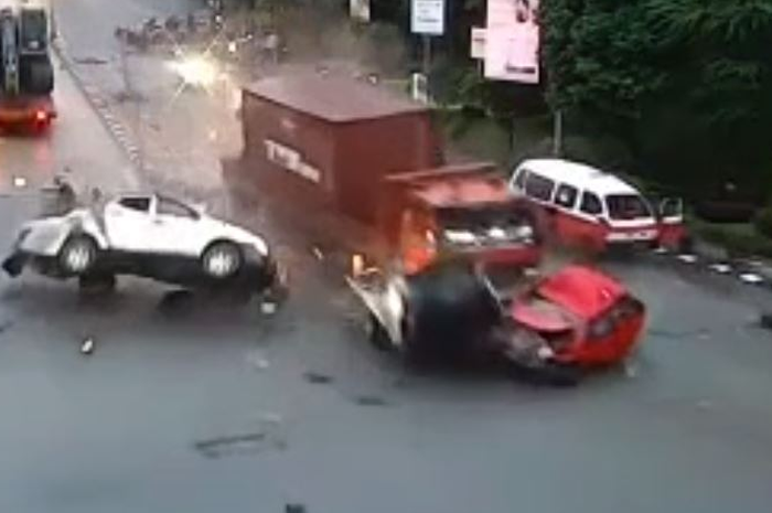 Tangkapan layar kecelakaan maut Balikpapan, sopir truk bilang kondisi rem normal sebelum kejadian.