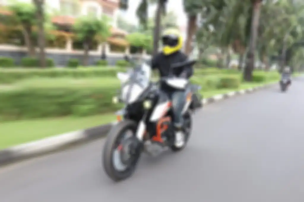 Ilustrasi riding naik motor.