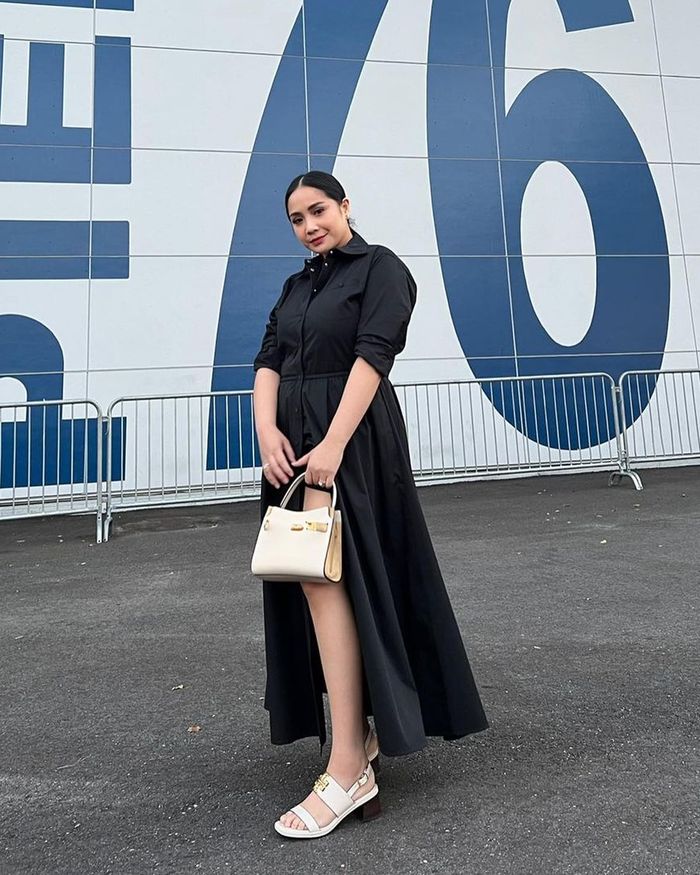 Potret penampilan Nagita Slavina pada fashion show Tory Burch di Amerika.